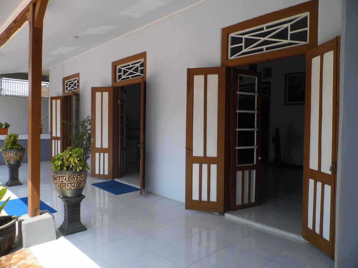 Hotel Ilhami Blitar Kültér fotó