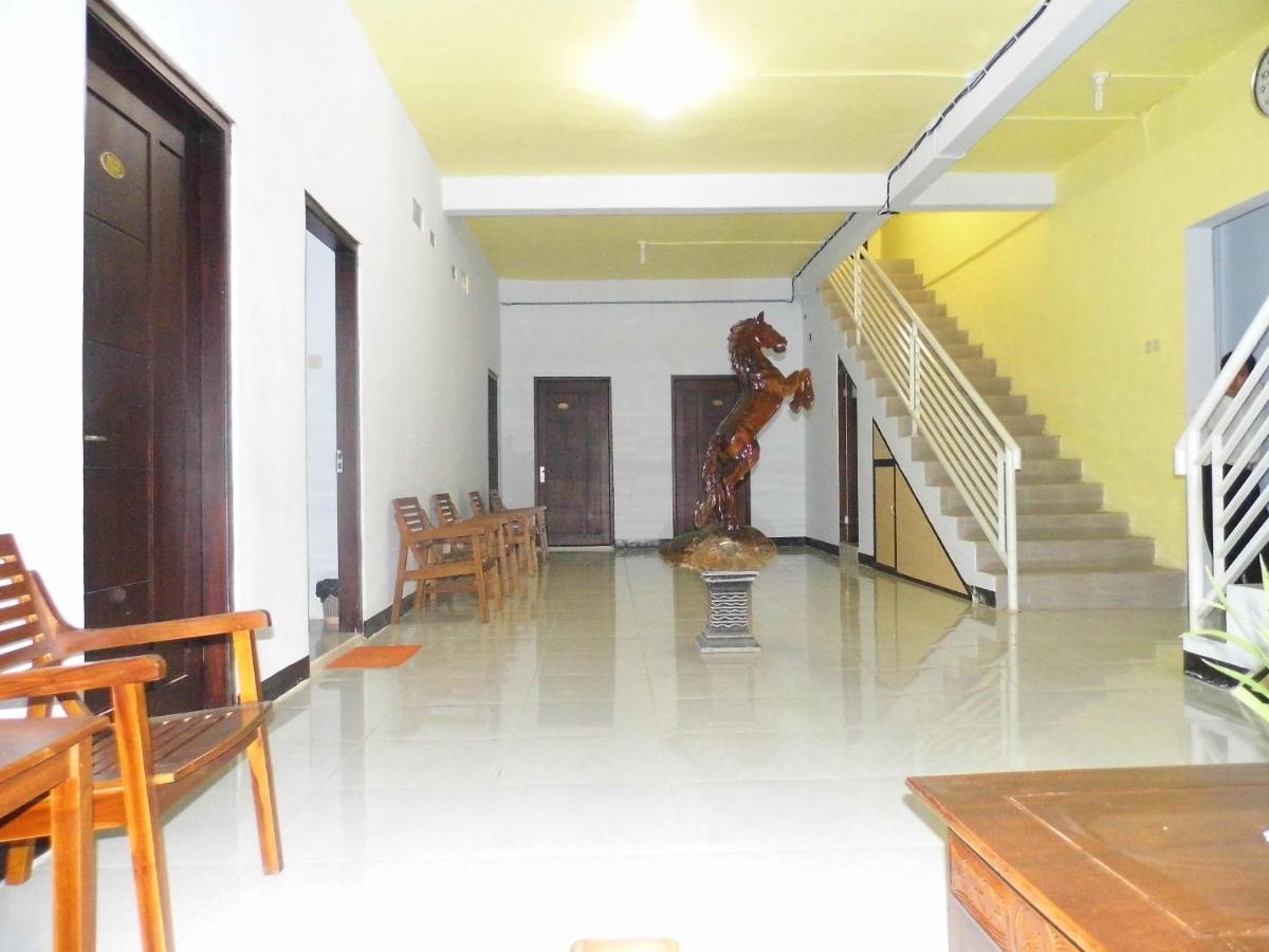 Hotel Ilhami Blitar Kültér fotó